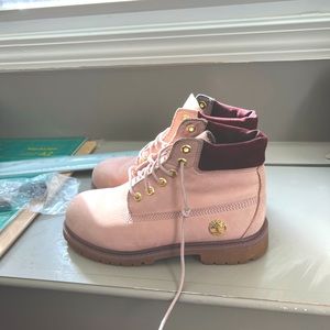 Im selling these timberland boots, Its a 3Y in Kids & comes in Pinkish color.